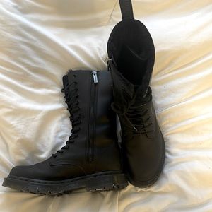 DR. MARTEN cozy long boots